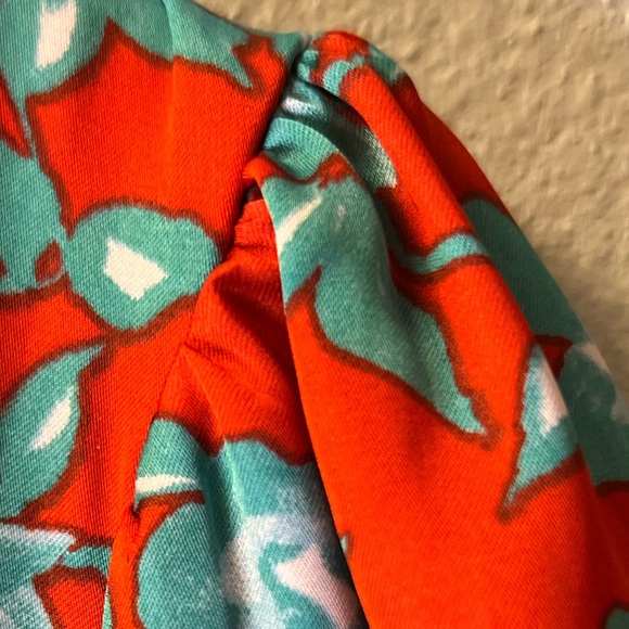 NWT Love, Whit by Whitney Port Red Floral Crop Top Women's Size Small (17” P2P) - Picture 8 of 11